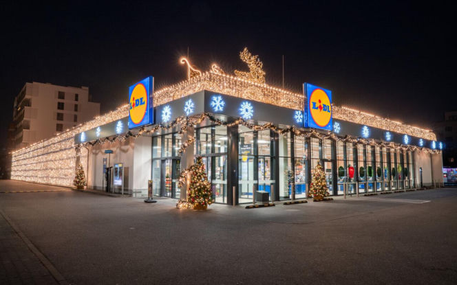 To najbardziej świąteczny Lidl w Polsce. Tysiące lampek i choinki przed wejściem do sklepu