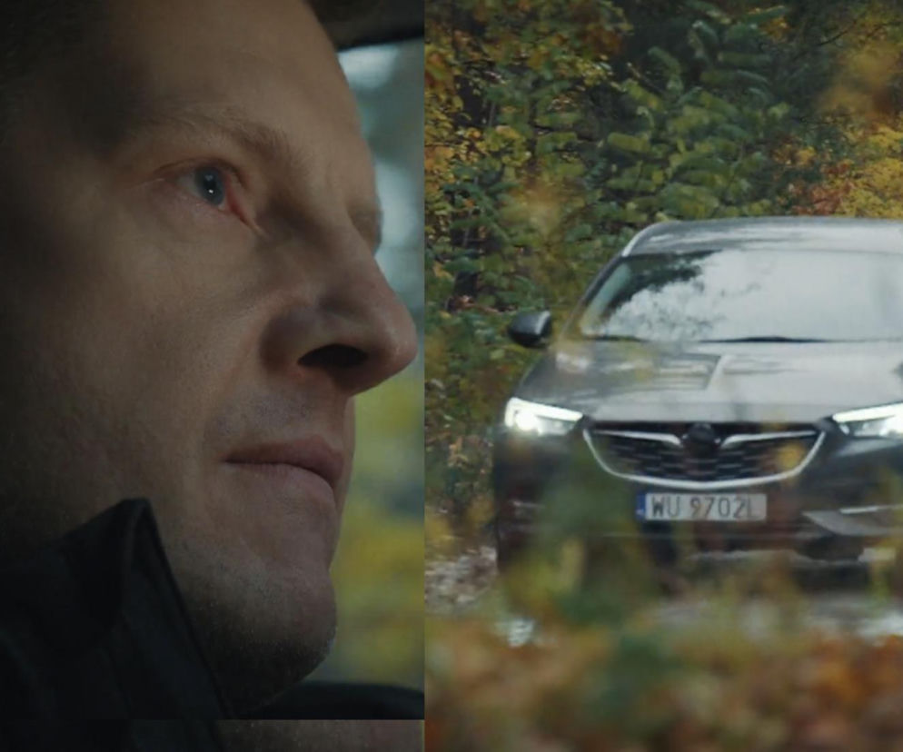 Rafał Mroczek jako Paweł Zduński ze łzami w oczach prowadzi samochód w jesiennej scenerii. Obok zbliżenie na jadący samochód marki Opel. Zdjęcie ilustruje scenę szaleńczej jazdy po wizycie na cmentarzu. Więcej o losach bohaterów przeczytasz na Super Seriale.