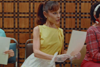 Ariana Grande w teledysku do petal