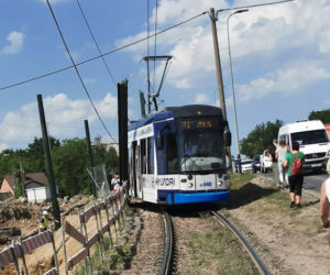 Kraków: Tramwaj z impetem wypadł z szyn i uderzył w słup, kilka osób jest rannych [ZDJĘCIA]