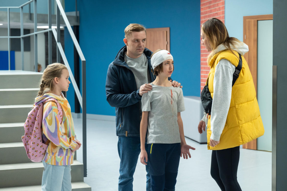 Barwy szczęścia odc. 2987: Hubert (Marek Molak), Asia Sokalska (Anna Gzyra), Emil (Artem Malashchuk), Marysia (Nina Szumowska)