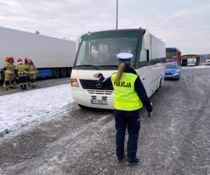Kontrole autokarów wiozących dzieci i młodzież na zimiowy wypoczynek
