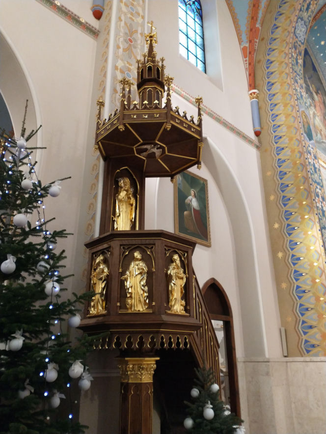 To najpiękniejsze miasteczko województwa łódzkiego. Leży nad jedną z najdłuższych rzek w Polsce