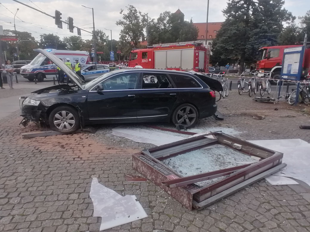 Wrocław: Groza pod Halą Targową! Auto staranowało rowery! Kierowca był pod wpływem? 