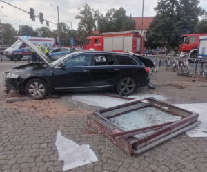 Wrocław: Groza pod Halą Targową! Auto staranowało rowery! Kierowca był pod wpływem? 