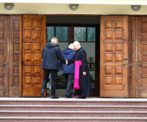 Wiosenny Lech Wałęsa na wielkanocnej mszy