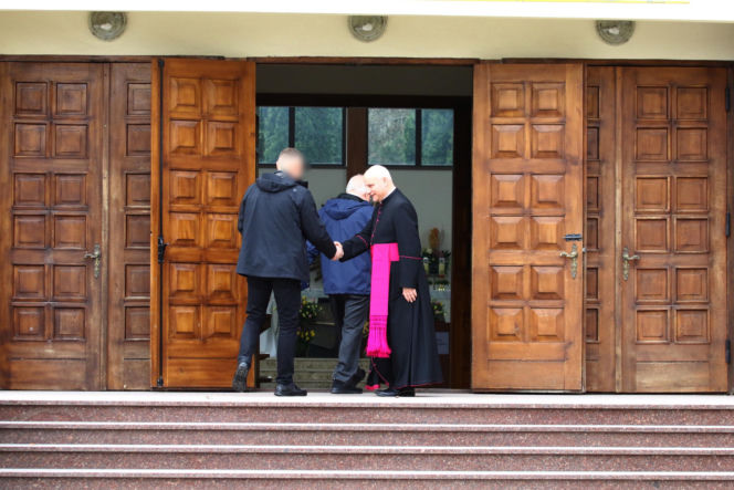 Wiosenny Lech Wałęsa na wielkanocnej mszy