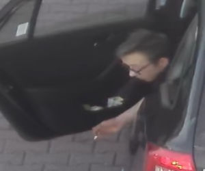 Rozbój i kradzież samochodu w Toruniu - policja prosi o pomoc