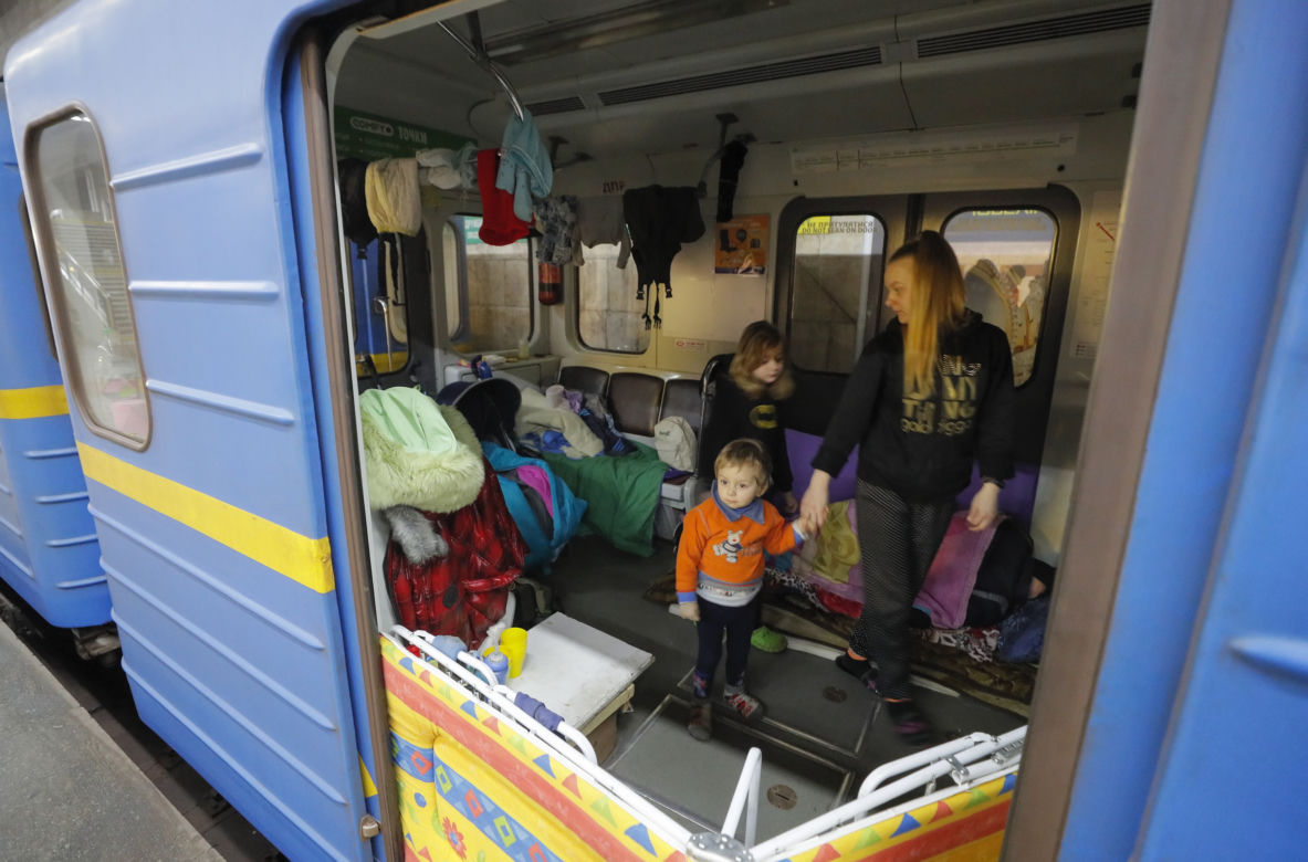 Od początku wojny żyją w metrze. To ich nowy dom i schron przed bombami 