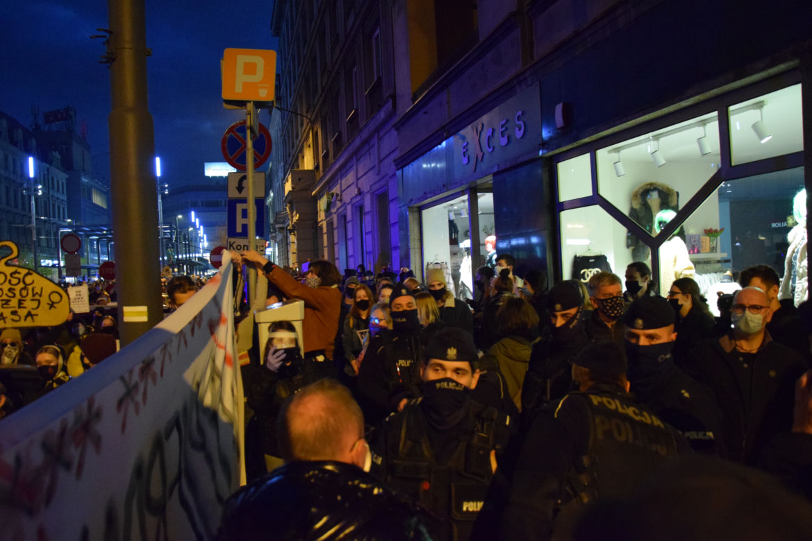 Protest kobiet w Katowicach. Tłumy strajkują przeciwko zakazowi aborcji