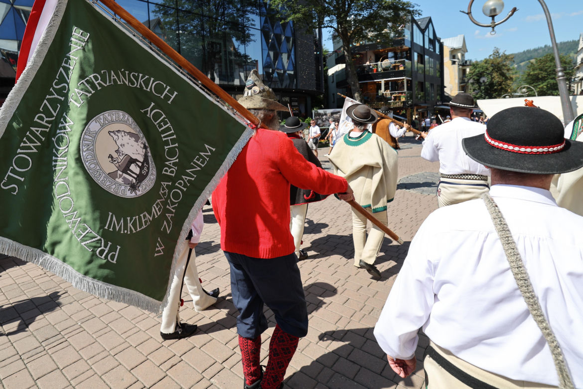 150-lecie przewodnictwa tatrzańskiego. Przemarsz przewodników po Krupówkach w Zakopanem