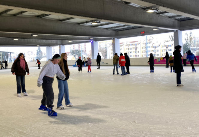 Kryte lodowisko przy Hali Urania