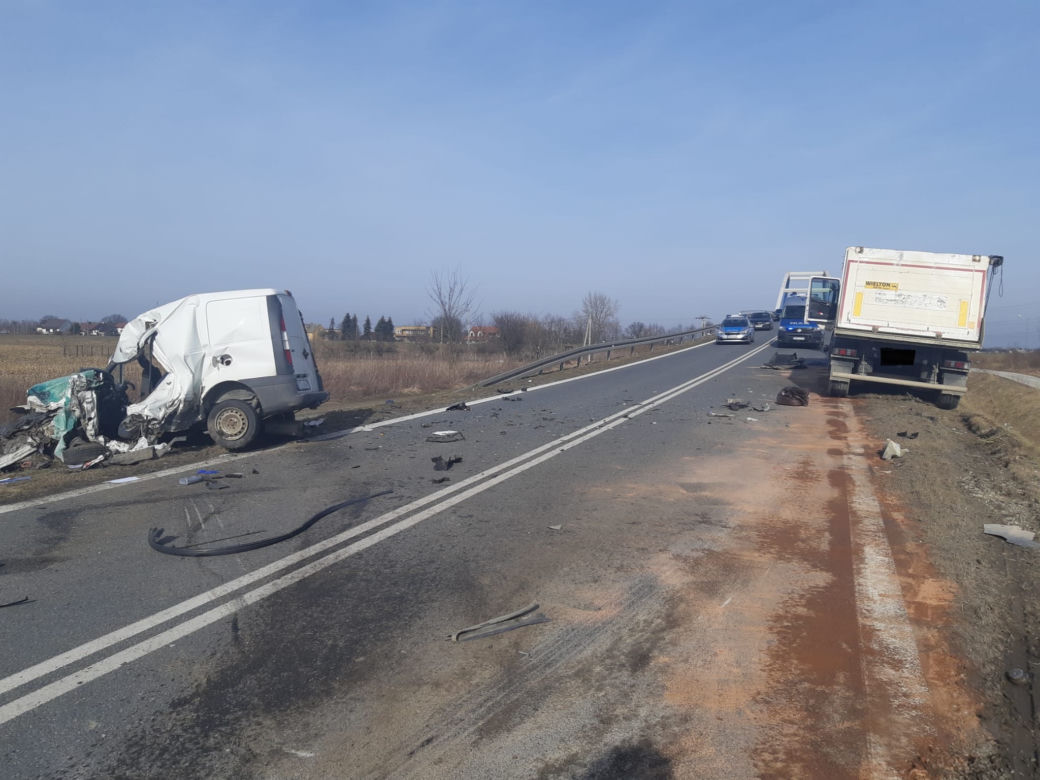 Wojnicz. Dostawczy fiat zderzył się z ciężarówką. Nie żyje 50-letni kierowca