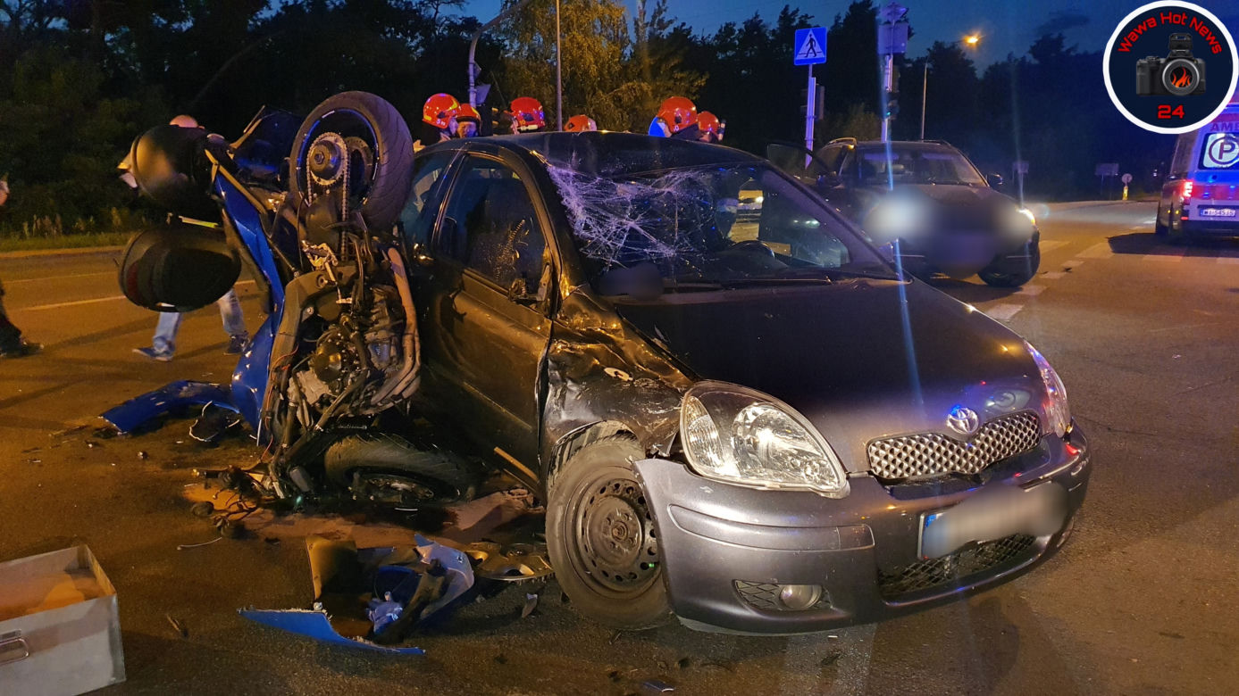 Dramat na Białołęce. Motocykl wbił się w osobówkę