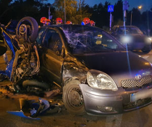 Dramat na Białołęce. Motocykl wbił się w osobówkę