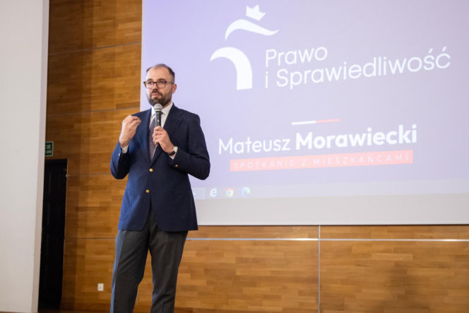 Mateusz Morawiecki i szychy z PiS w Toruniu. Spotkanie w sali widowiskowej Muzeum Etnograficznego im. Marii Znamierowskiej-Prüfferowej
