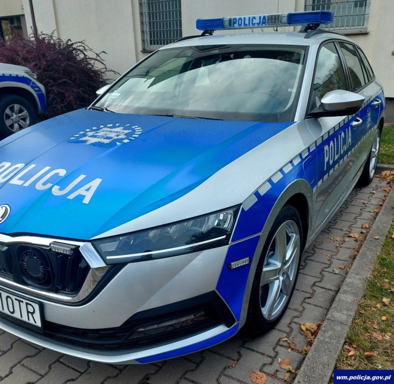 Szczytno. Policjanci otrzymali nowy radiowóz. To hybrydowa Skoda Octavia iV [ZDJĘCIA]