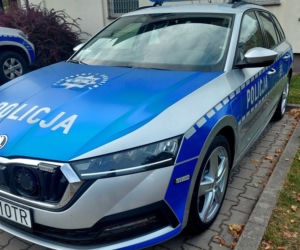 Szczytno. Policjanci otrzymali nowy radiowóz. To hybrydowa Skoda Octavia iV [ZDJĘCIA]