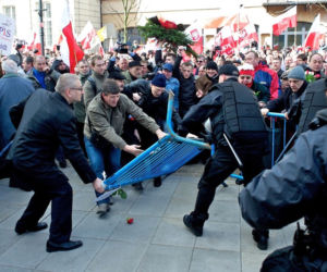Rocznica katastrofy, przepychanki przed Pałacem Prezydenckim