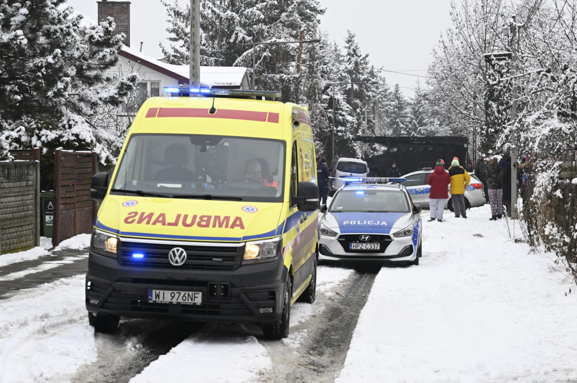 Makabra w Warszawie. Dwa ciała w mieszkaniu, nie oszczędził nawet psów. Nieoficjalnie: zabił rodziców