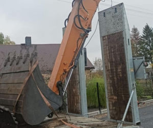 Wiózł koparkę i rwał linie energetyczne przez 10 kilometrów!