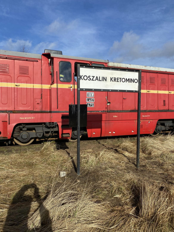 Lokomotywa spalinowa Lxd2 na przystanku "Koszalin Wenedów"