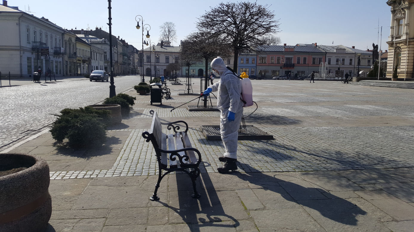 Białe kombinezony i Virkon. Tak w Nowym Sączu walczą z epidemią koronawirusa! 