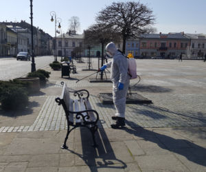 Białe kombinezony i Virkon. Tak w Nowym Sączu walczą z epidemią koronawirusa! 