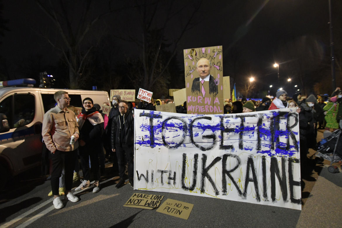 Transparenty na antyrosyjskich protestach