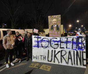 Transparenty na antyrosyjskich protestach