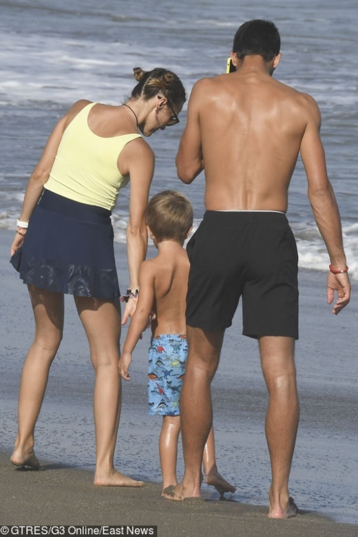 Novak Djoković na plaży z żoną Jeleną