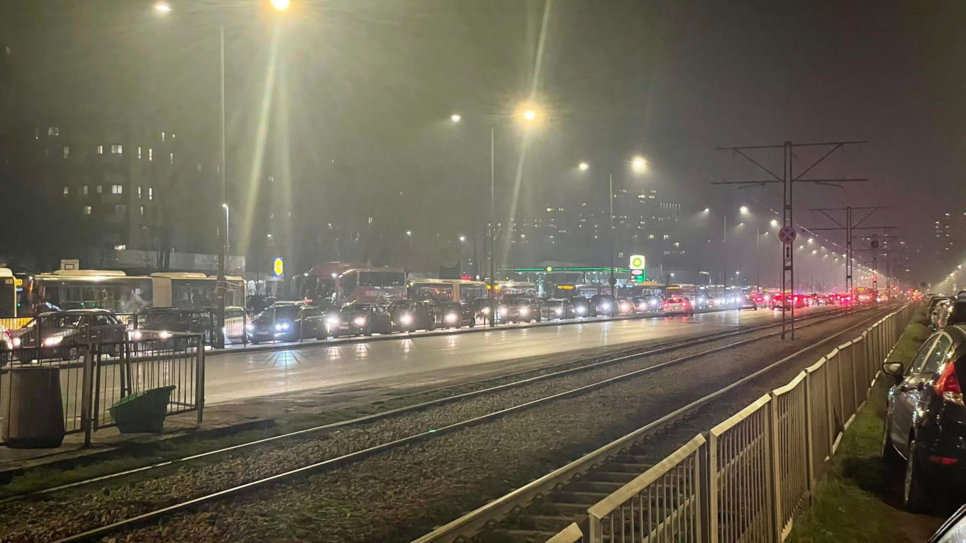 Gigantyczne utrudnienia na Pradze! Woda podmyła jezdnię na Grochowskiej. Policjanci kierują ruchem	