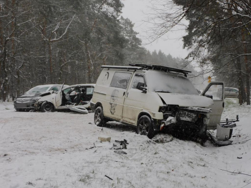 Roztrzaskana toyota, a w środku zakleszczeni pasażerowie! Zderzenie trzech samochodów w Józefowie