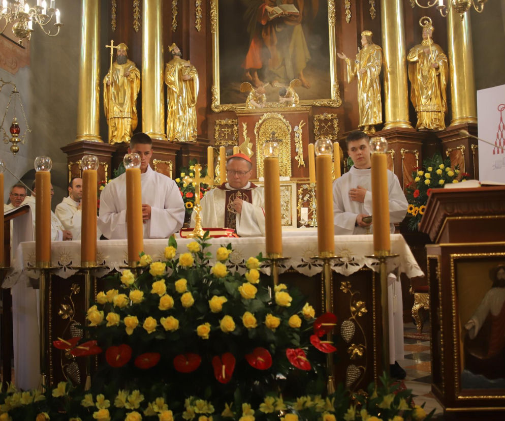Kardynał Grzegorz Ryś podczas liturgii w kościele Świętych Apostołów Szymona i Judy Tadeusza w Skawinie, w tle złote figury świętych i ołtarz, a obok niego ministranci. Uroczystości związane z jubileuszem 200-lecia poświęcenia kościoła. Więcej o tym przeczytasz na naszym portalu.