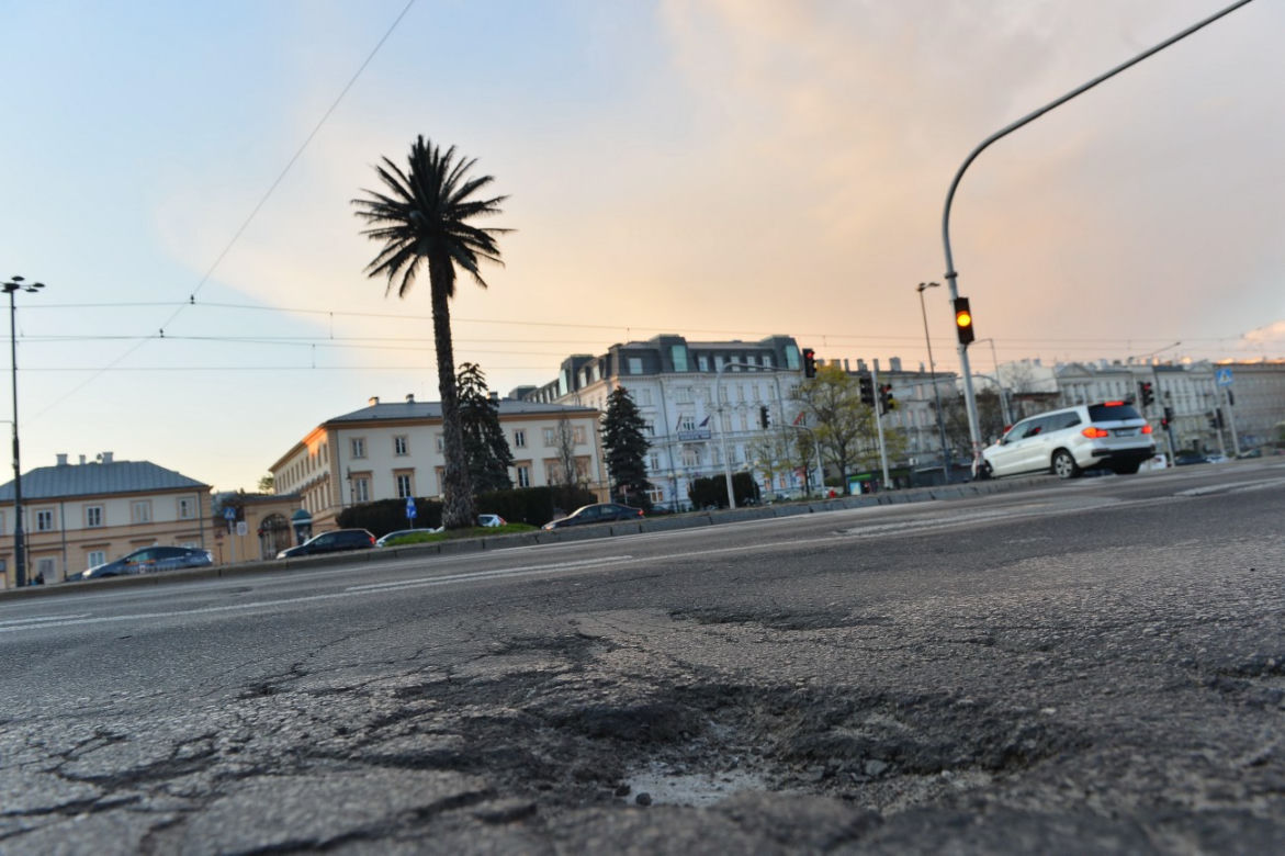 Wstyd! Takie dziurawe ulice w centrum Warszawy