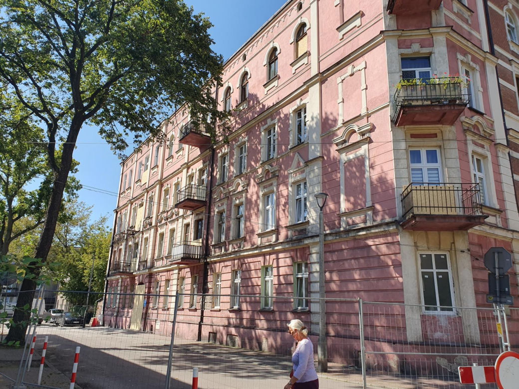 Widziałam jak sąsiedzi runęli z balkonem