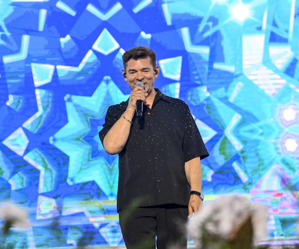 Zenek Martyniuk śpiewa do mikrofonu na scenie w VOX FM. Rozwiąż quiz o gwiazdach disco polo i ich oczach.