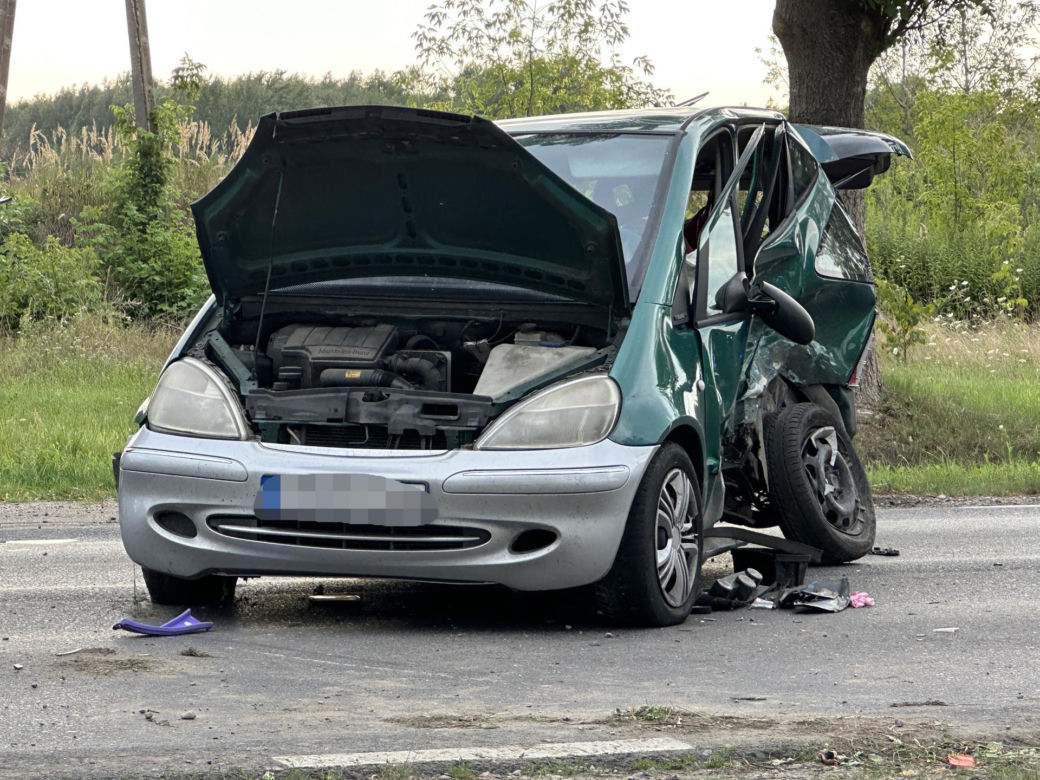 Roztrzaskali się na drodze po Pułtuskiem! Jest wielu rannych w tym małe dziecko