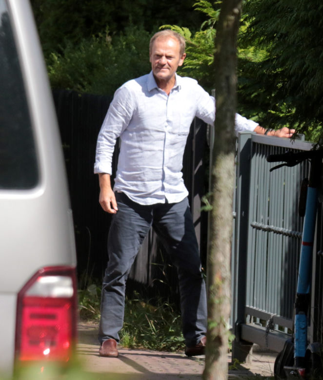 Donald Tusk z hulajnogą pod domem w Sopocie