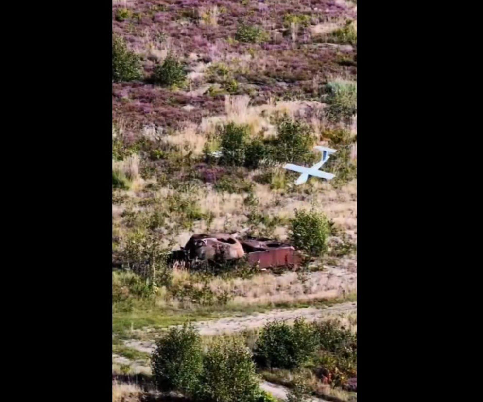 Dron Gladius nadlatuje nad wrak czołgu T-72 na poligonie. O sukcesie artylerzystów przeczytasz na SE Portal Obronny.