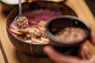 Smoothie bowl z jagodami i superfoods – energetyczne śniadanie