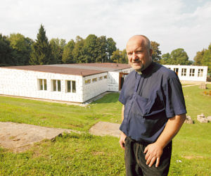 Ksiądz sprzedał majątek by ratować szkołę