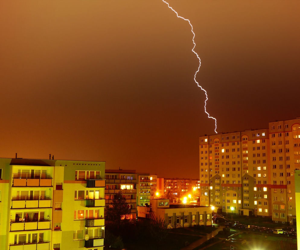 Płońsk. Piorun uderzył w mieszkanie w bloku! W środku rodzina! Wszędzie lała się woda!