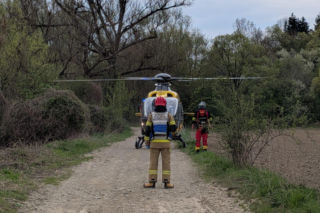 Dramatyczne sceny nad Rabą! 22-latek quadem wpadł do rzeki. Na miejsce przyleciał śmigłowiec LPR