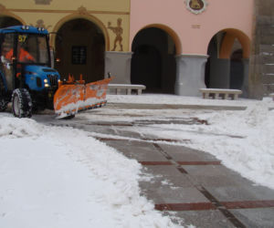 Rynek w Tarnowie pod śniegiem. W akcji pługopiaskarka MPGK