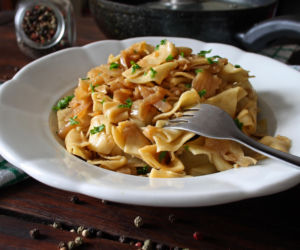 Makaron chłopski z kapustą i twarogiem – tani obiad, który smakuje jak pierogi w wersji ekspresowej