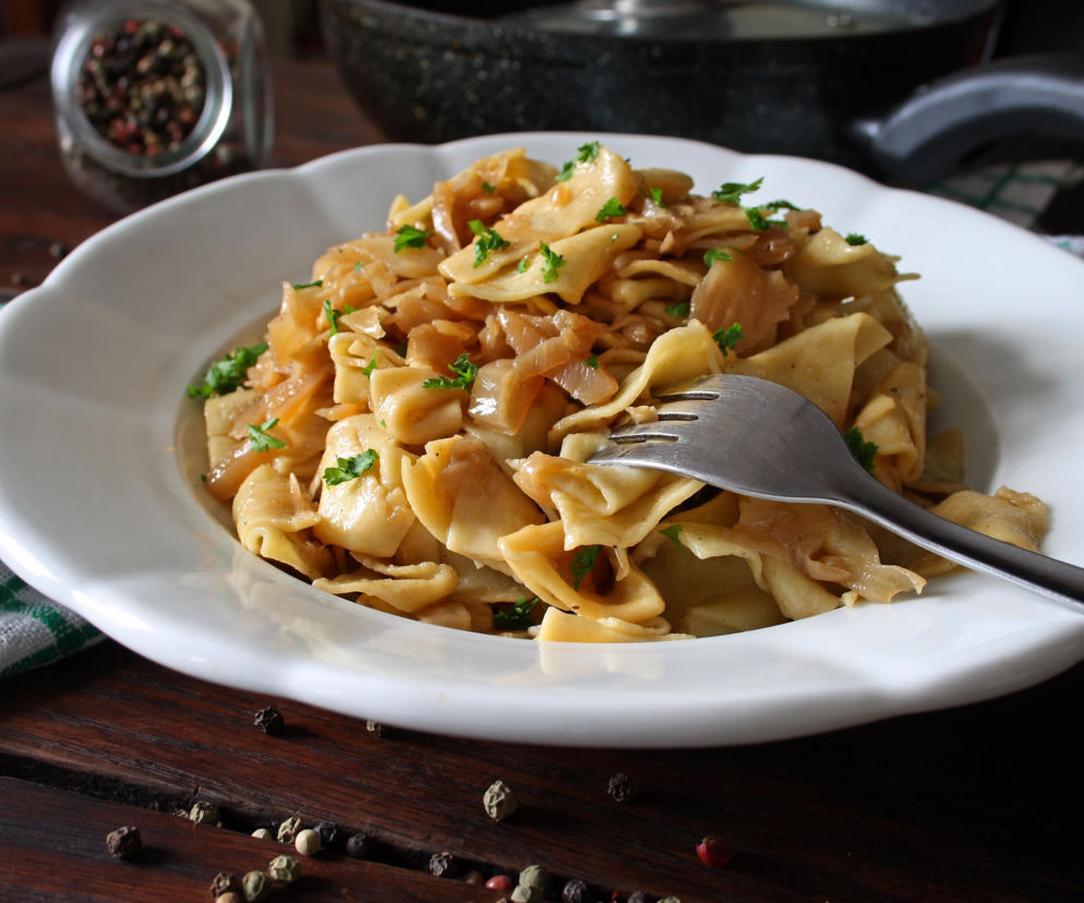 Makaron chłopski z kapustą i twarogiem – tani obiad, który smakuje jak pierogi w wersji ekspresowej