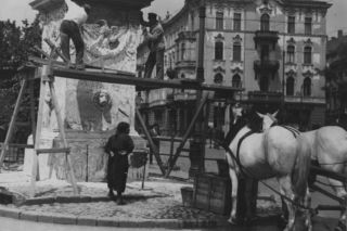 Warszawa dawniej i dziś. Studnia przed placem Krasińskich