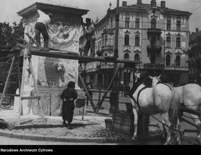 Warszawa dawniej i dziś. Studnia przed placem Krasińskich