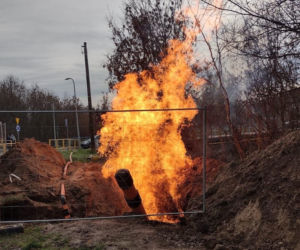 Pożar gazu przy drodze w Kunowie